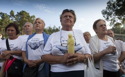 Vecinos de Mato y Tasende en el santuario de Os Milagres de Caión, tras peregrinar desde Carballo el 13 de septiembre.