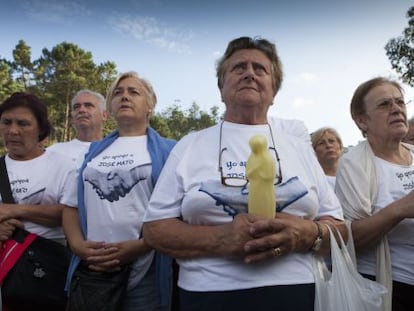 Vecinos de Mato y Tasende en el santuario de Os Milagres de Cai&oacute;n, tras peregrinar desde Carballo el 13 de septiembre.