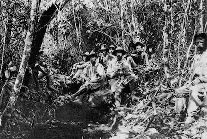 Fawcett, en el centro, en 1908 en busca de las fuentes del río Verde.