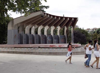 Tres jóvenes pasean junto al auditorio del parque de Berlín.