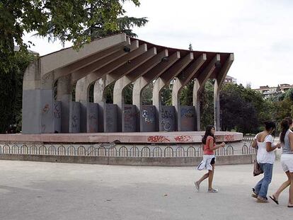 Tres jóvenes pasean junto al auditorio del parque de Berlín.