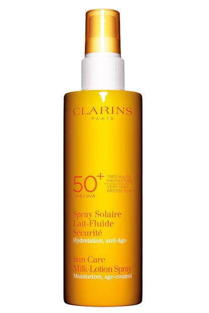 Crema solar con protección 50 de Clarins, imprescindible en tu bolsa de baño.