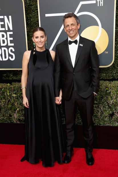 Seth Meyers, presentador de la gala, y su mujer, Alexi Ashe.