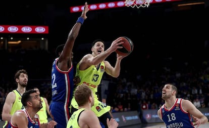 El pívot de Anadolu Efes, Bryant Dunston, defiende al base del Barcelona, Thomas Heurtel.