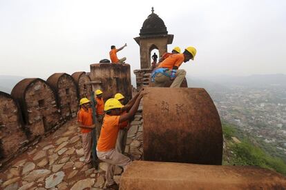 Un grupo de operarios realiza una operación de búsqueda en una torre de vigilancia del Fuerte Amber del siglo XII, donde 11 personas murieron el domingo después de ser alcanzadas por un rayo en Jaipur, estado de Rajasthan, India.
