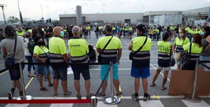 Trabajadores de Acciona, encargada de la logística de Nissan, se manifiestan ante las puertas de la planta de Nissan en Barcelona.