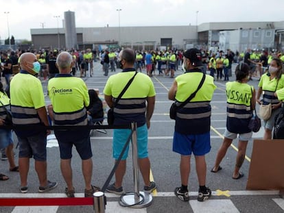 Trabajadores de Acciona, encargada de la logística de Nissan, se manifiestan ante las puertas de la planta de Nissan en Barcelona.