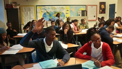 Un grupo de alumnos solicitan permiso para intervenir en clase en el instituto Bedford Academy de Brooklyn, en Nueva York.