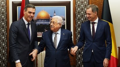 El presidente del Gobierno, Pedro Sánchez, con el presidente de la Autoridad Palestina, Mahmud Abbas, y el primer ministro belga, Alexander de Croo, el pasado 23 de noviembre en Ramala (Cisjordania).