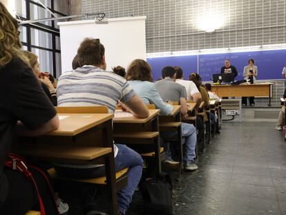 Numerosas personas realizan las pruebas de acceso a Correos, en la Facultad de Biológicas de la Universidad Complutense de Madrid