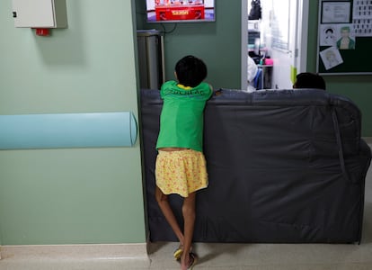 Un niño yanomami de 11 años tratado por desnutrición ve la televisión en el hospital pediátrico de Boa Vista, el 27 de enero.