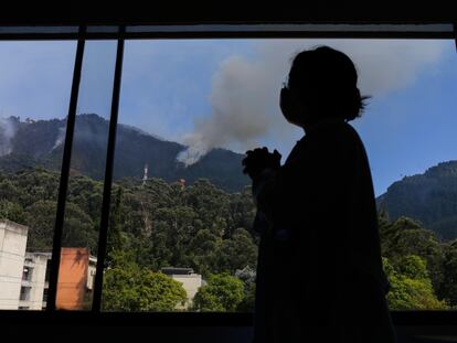 Gabriela París, médica del hospital San Ignacio, frente al cerro en llamas, este jueves.
