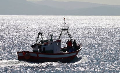 Un barco de pescadores sale del puerto de Tarifa (Cádiz).