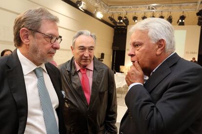 De izquierda a derecha, el presidente de PRISA, Juan Luis Cebrián, el catedrático de Ciencia Política Antonio Elorza y el expresidente Felipe González.