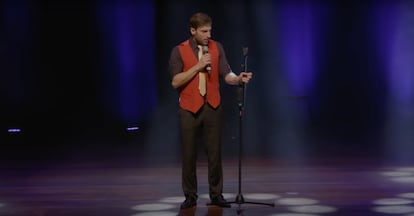 El comediante brasileño, Léo Lins, durante un show de 'stand up' publicado en su canal de Youtube.