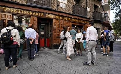 Un grupo de turistas, a las puertas de un restaurante de Madrid que acepta el pago con aplicaciones chinas.