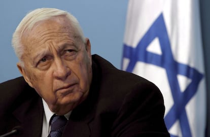 16 de novembro de 2005. O então primeiro-ministro israelense, Ariel Sharon, em seu escritório em Jerusalém, Israel.