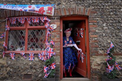 Sylvia Daw en su casa de Alfriston, en East Sussex, para asistir al Big Lunch en honor de la coronación de Carlos III y la reina Camila.