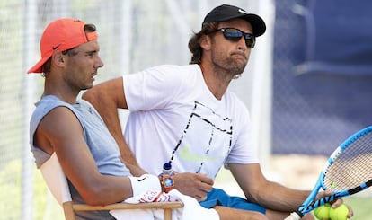Rafa Nadal y su entrenador, Carlos Moyá, el pasado junio en Mallorca.