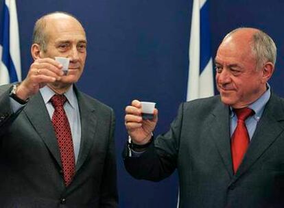 El primer ministro israelí, Ehud Olmert (izquierda), brinda con su nuevo ministro de Economía, Roni Bar-on.