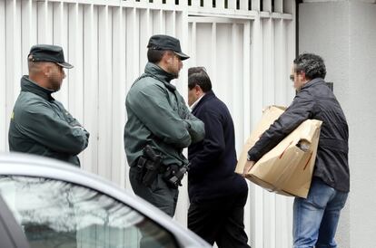 Agentes de la Unidad Central Operativa (UCO) de la Guardia Civil registraron el 11 de abril el domicilio familiar del expresidente de Banesto Mario Conde, que ha sido detenido junto a sus dos hijos, Mario y Alejandra, y el marido de ésta, acusados de blanqueo de capitales. La Fiscalía Anticorrupción cifra en más de 13 millones de euros el dinero apropiado de Banesto que el exbanquero Mario Conde ha blanqueado desde 1999 y hasta la actualidad repatriando el dinero desde Suiza y Reino Unido a través de un entramado societario.