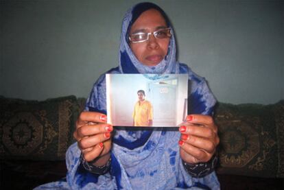 Maymouna Haimad muestra una imagen de su esposo, Abbu Mohamed El Yadasi.