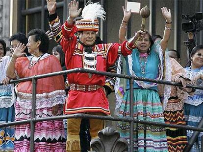 Miembros de la tribu seminola (incluido su hombre-medicina, Bobby Henry, en el centro) celebran la compra de Hard Rock en Nueva York.