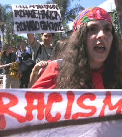Un grupo de manifestantes gitanos protesta contra el racismo en Durban.