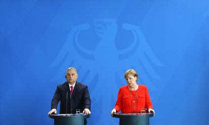 Angela Merkel y Viktor Orbán este jueves en Berlín.