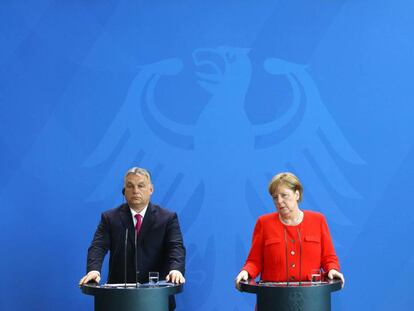 Angela Merkel y Viktor Orbán este jueves en Berlín.