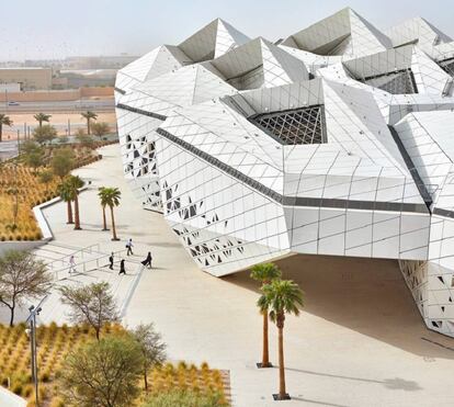 Centro de Investigación del Petróleo Rey Abdullah, en Riad (Arabia Saudí), inaugurado póstumamente, en diciembre de 201, tras la muerte de Zaha Hadid.