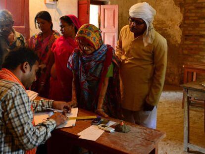 Votantes en un colegio electoral de Amethi (India). 