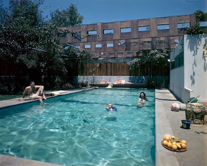 La pareja de guionistas Benedict y Nancy Freedman junto a su hijo en la piscina de la casa que Richard Neutra construyó para ellos en 1949. La casa, arrasada por los incendios, fue concebida como un refugio en el que conciliar trabajo y vida familiar.