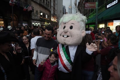 La gente se toma fotos con un 'amlito' la botarga con la imagen del presidente López Obrador. 