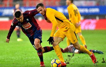 Capa y Saúl pugnan por el balón.