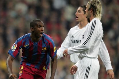 Eto&#39;o celebra el gol que marcó la pasada temporada en el Bernabéu ante Sergio Ramos y Beckham.