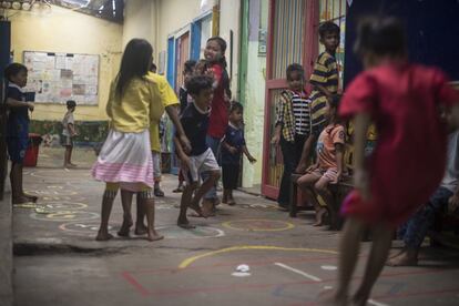 Unos niños juegan en el espacio educativo de Friends International, en Phnom Penh. En 2015 la ONG ayudó a 5.000 niños a asistir a colegios públicos; formó y encontró empleo a 1.500 jóvenes y ayudó a 8.000 padres en el cuidado de sus hijos.