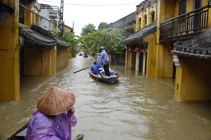 Inundaci&oacute;n por el tif&oacute;n Damrey, ayer en Hoi An (Vietnam). 