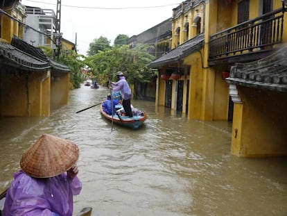 Inundaci&oacute;n por el tif&oacute;n Damrey, ayer en Hoi An (Vietnam). 
