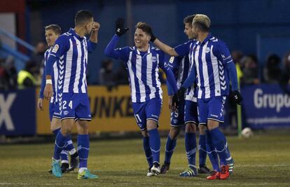 Ibai Gómez es felicitado por sus compañeros tras marcar al Alcorcón.