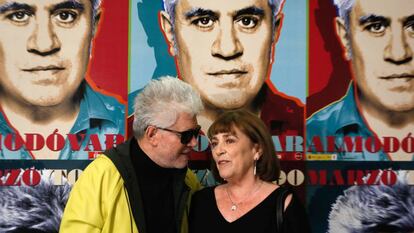 Pedro Almodóvar junto a Carmen Maura en la Filmoteca Nacional.