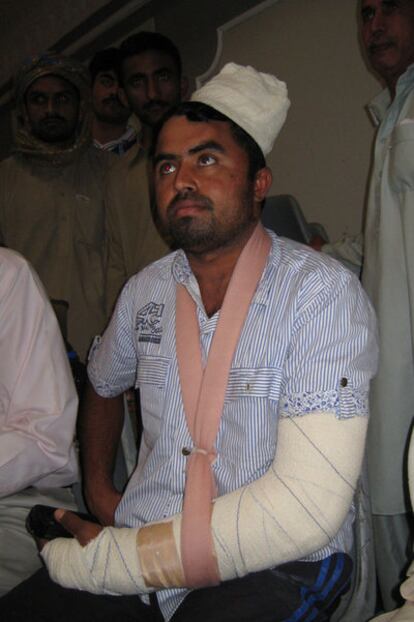 Babar Javed, de 27 años, originario de Jhelum (Pakistán), soltero. Lleva dos años en Bahréin y trabajaba de pintor. Estaba durmiendo cuando un grupo de jóvenes entró en su vivienda y se lió a palos con los 14 ocupantes. Le rompieron un brazo.