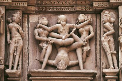 Relieve del siglo XI con una escena ertica, en el templo de Kandariya Mahadeva, conjunto monumental de Khajuraho, en Madhya Pradesh (India).