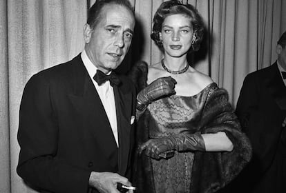 El matrimonio Humphrey Bogart y Lauren Bacall posan en la ceremonia de los Academy Awards celebrada en los Ángeles en 1952.