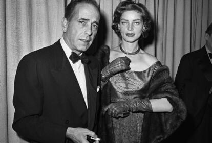 El matrimonio Humphrey Bogart y Lauren Bacall posan en la ceremonia de los Academy Awards celebrada en los Ángeles en 1952.