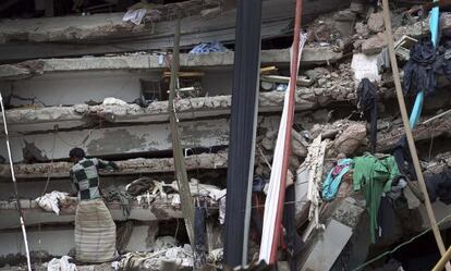 Foto de abril de 2013, tras el derrumbe de un edificio textil en Bangladés.