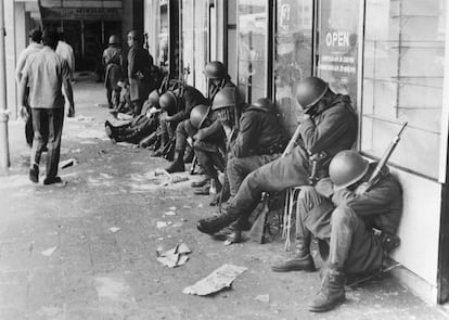 Soldados del ejército mexicano hacen guardia en las inmediaciones de Tlatelolco en 1968.