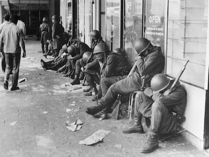 Soldados del ejército mexicano hacen guardia en las inmediaciones de Tlatelolco en 1968.