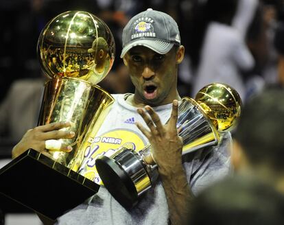 Kobe Bryant, con los trofeos de campeón de la NBA y MVP, en 2009.