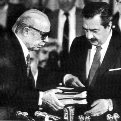 Sabato entrega a Alfonsín, en 1984, el informe sobre los desaparecidos durante la dictadura.